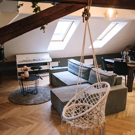 Charming Attic In The Heart Of Apartamento